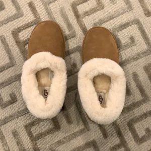 Ugg Women’s  Nita Sheepskin/Suede Slippers